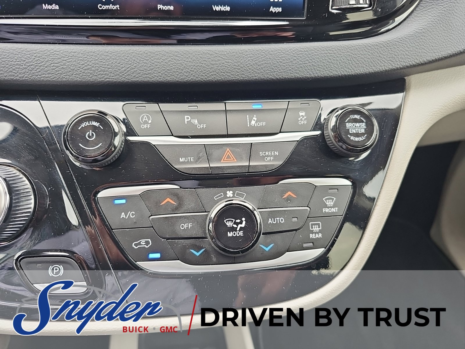 Used 2023 Chrysler Pacifica Touring-L FWD image 19