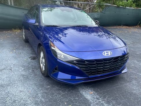 Used 2021 Hyundai Elantra SE image 2