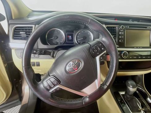 Used 2017 Toyota Highlander Plus AWD/4WD image 12