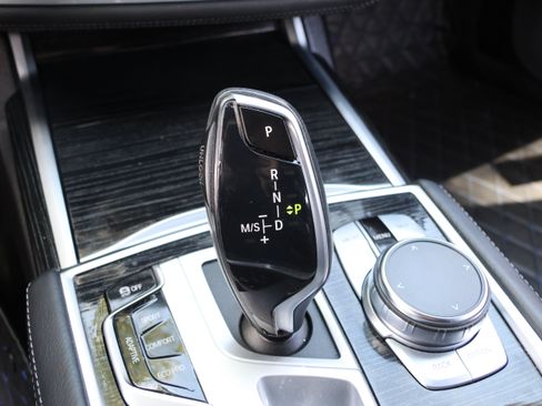Used 2022 BMW 740i w/ M Sport Package RWD image 28