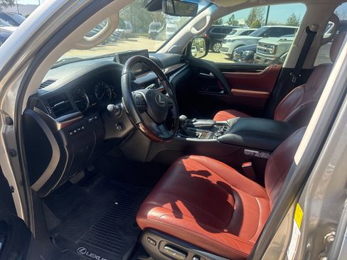 Used 2020 Lexus LX 570 4WD w/ Luxury Package image 9