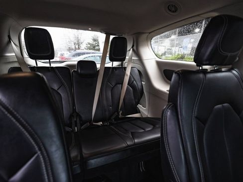 Used 2024 Chrysler Pacifica Touring-L FWD image 36