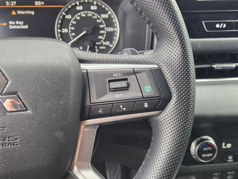 Used 2025 Mitsubishi Outlander AWD image 26