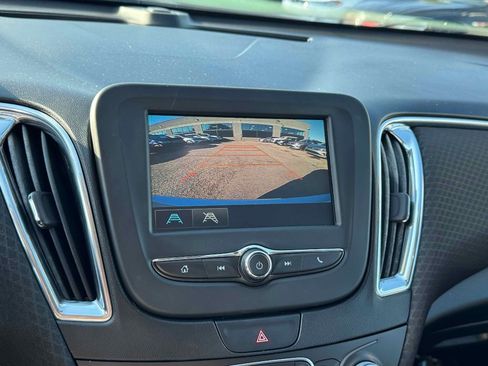 Used 2017 Chevrolet Malibu LT image 18