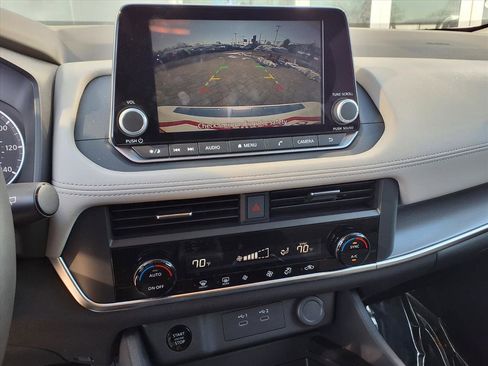 Certified 2025 Nissan Rogue SV image 25