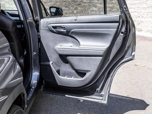 Used 2023 Toyota Highlander XLE AWD/4WD image 18