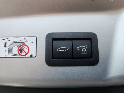 Certified 2025 Toyota Prius Plug-In Hybrid image 30