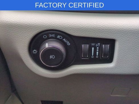 Certified 2024 Chrysler Pacifica Touring-L image 21