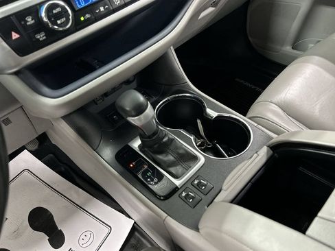 Used 2018 Toyota Highlander XLE AWD/4WD image 18