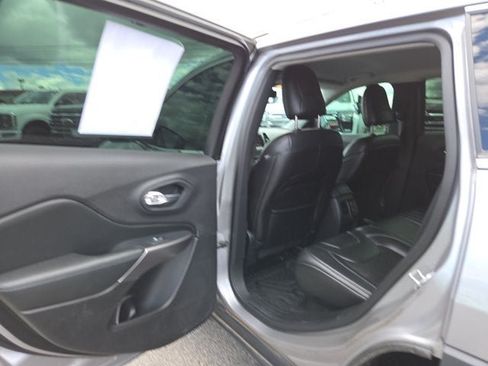 Used 2019 Jeep Cherokee Latitude Plus AWD/4WD image 9