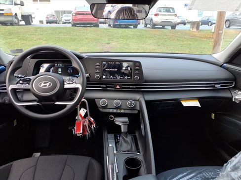 New 2025 Hyundai Elantra SE image 7
