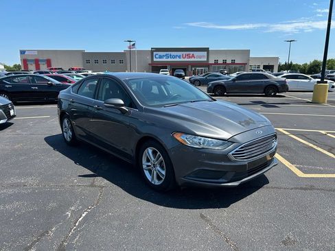 Used 2018 Ford Fusion SE FWD image 1