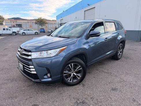 Used 2017 Toyota Highlander Plus w/ Carpet Mat Package FWD image 12