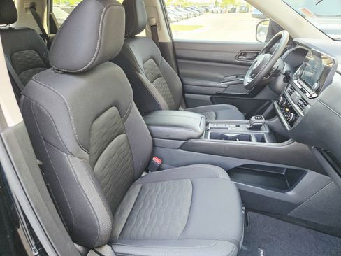 Used 2025 Nissan Pathfinder S FWD image 23