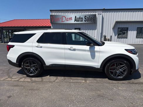 Used 2025 Ford Explorer ST AWD/4WD image 2