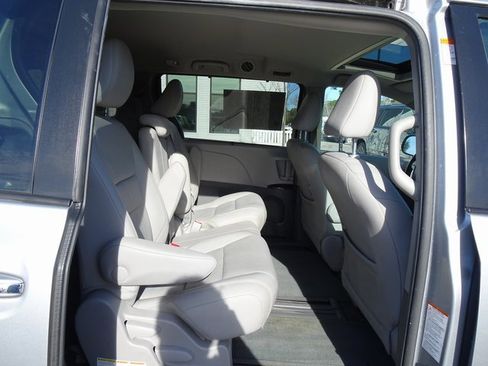 Used 2016 Toyota Sienna XLE image 18