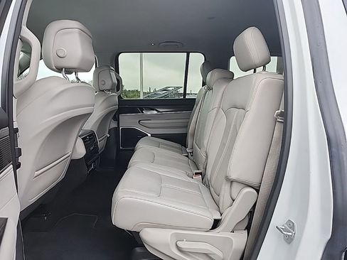 Used 2023 Jeep Wagoneer Series III w/ Preferred Equipment Group image 24