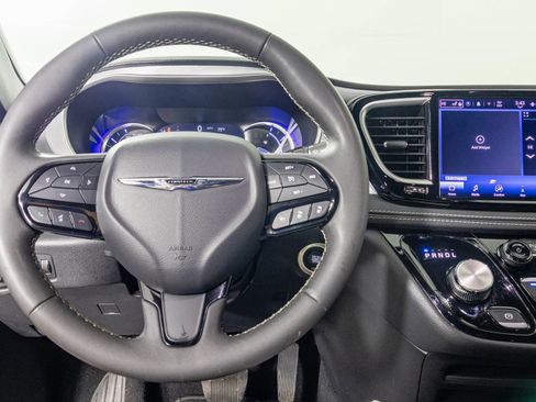 Used 2024 Chrysler Pacifica Limited FWD image 31