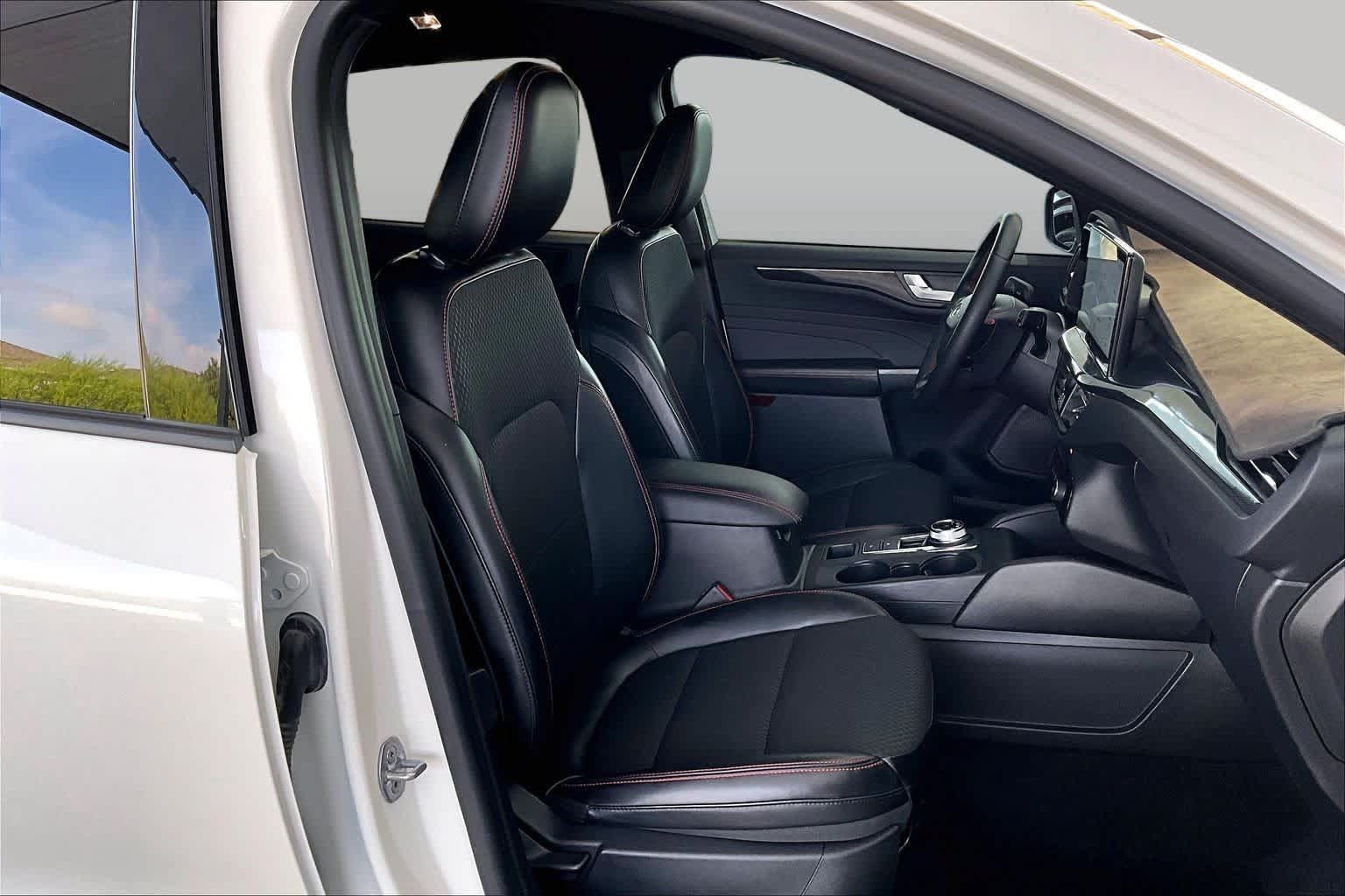 Used 2024 Ford Escape ST-Line w/ Tech Pack #1 FWD image 9