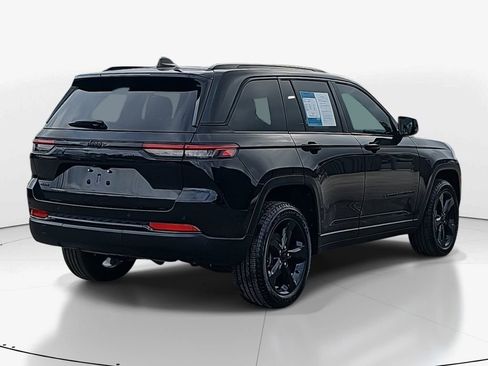 Used 2023 Jeep Grand Cherokee Altitude image 5