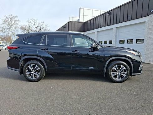 Used 2023 Toyota Highlander XLE image 7