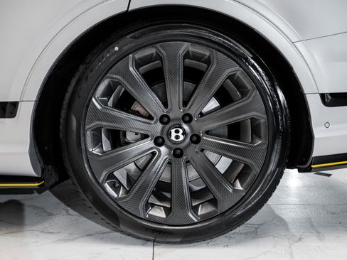 Used 2025 Bentley Bentayga image 18