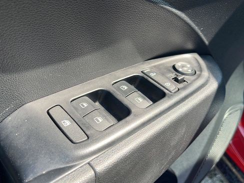 Used 2025 Hyundai Venue SEL FWD image 11