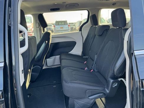 Used 2017 Chrysler Pacifica Touring image 10