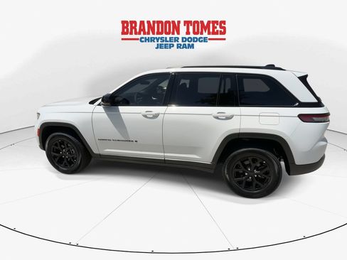 Used 2025 Jeep Grand Cherokee Altitude RWD image 5