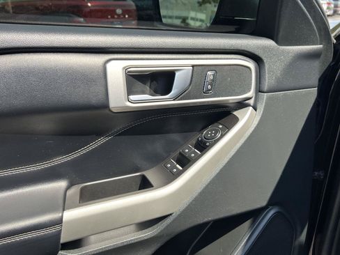 Used 2022 Ford Explorer XLT AWD/4WD image 30