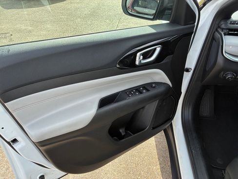 Used 2025 Jeep Compass Limited image 15