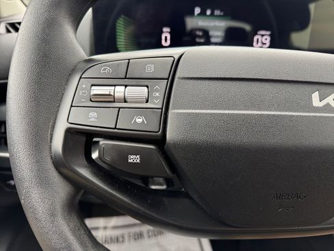 Used 2025 Kia K4 LXS image 31