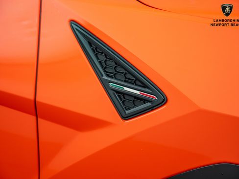 Used 2025 Lamborghini Urus SE image 3