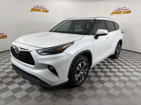 Used 2023 Toyota Highlander XLE FWD image 1
