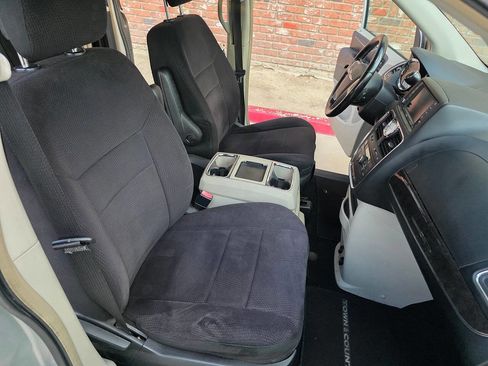 Used 2011 Chrysler Town & Country Touring image 10