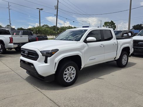 Certified 2025 Toyota Tacoma SR5 AWD/4WD image 3