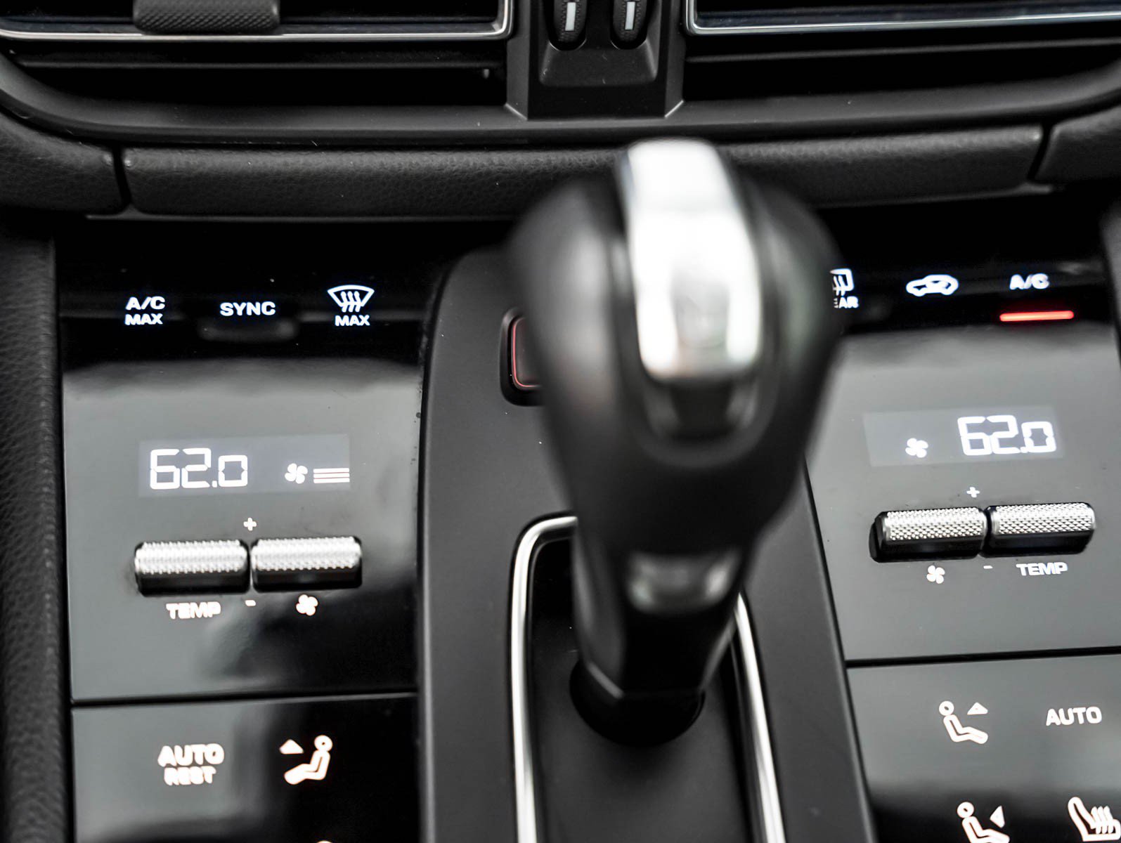 Certified 2024 Porsche Macan AWD/4WD image 21