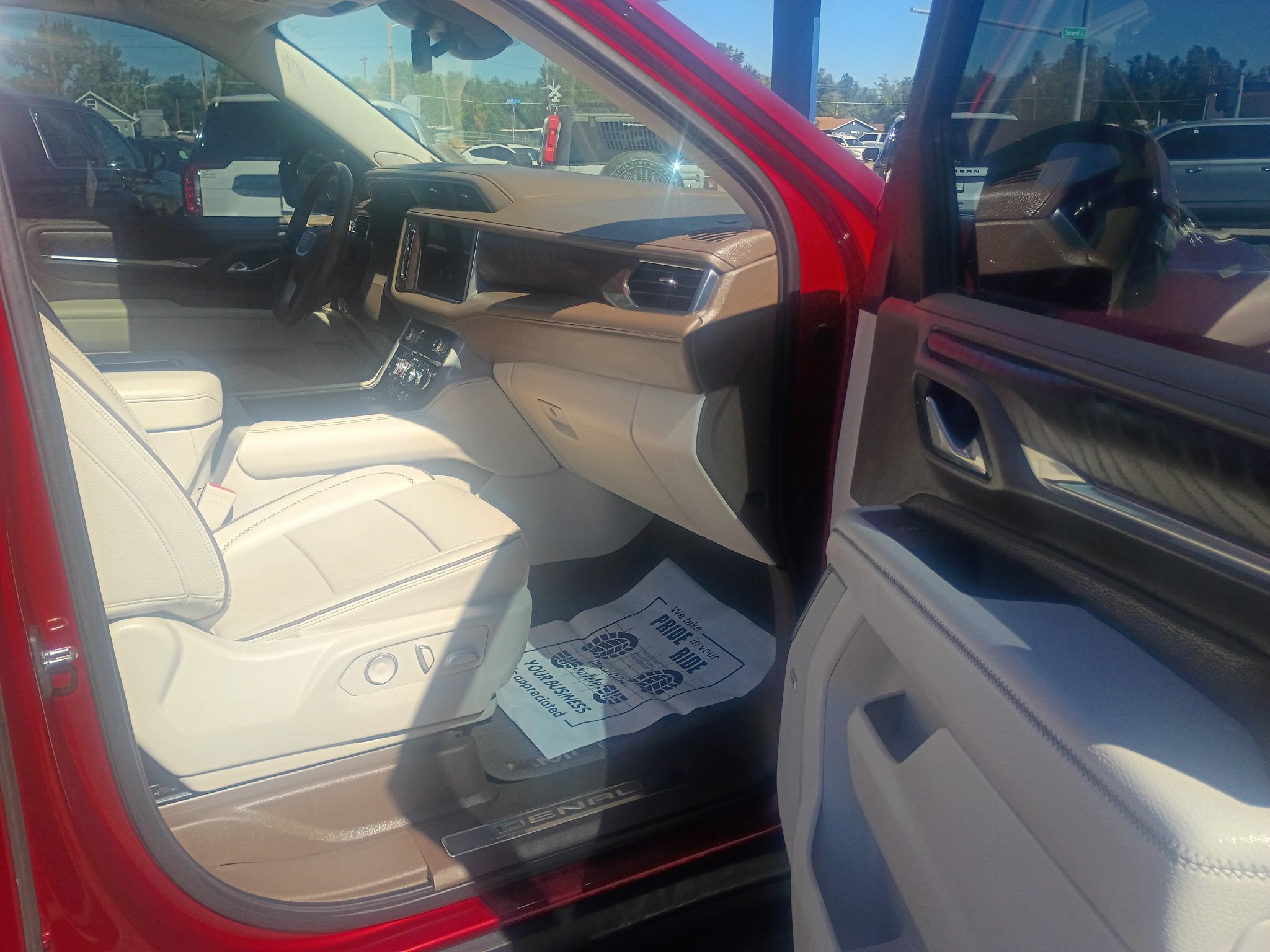Used 2023 GMC Yukon Denali AWD/4WD image 13