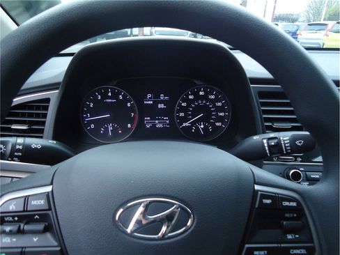 Used 2017 Hyundai Elantra SE image 21