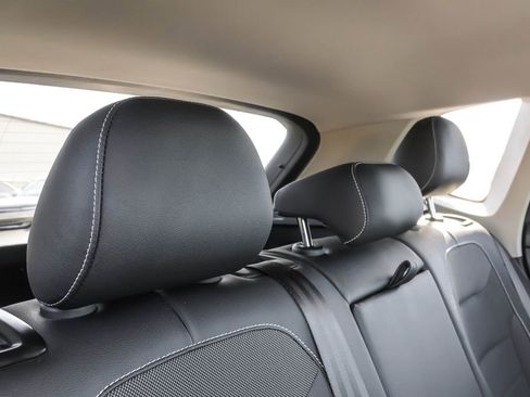 Certified 2022 Volkswagen Taos SE image 33