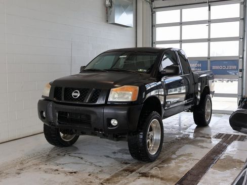 Used 2010 Nissan Titan SE w/ SE Value Truck Pkg image 6