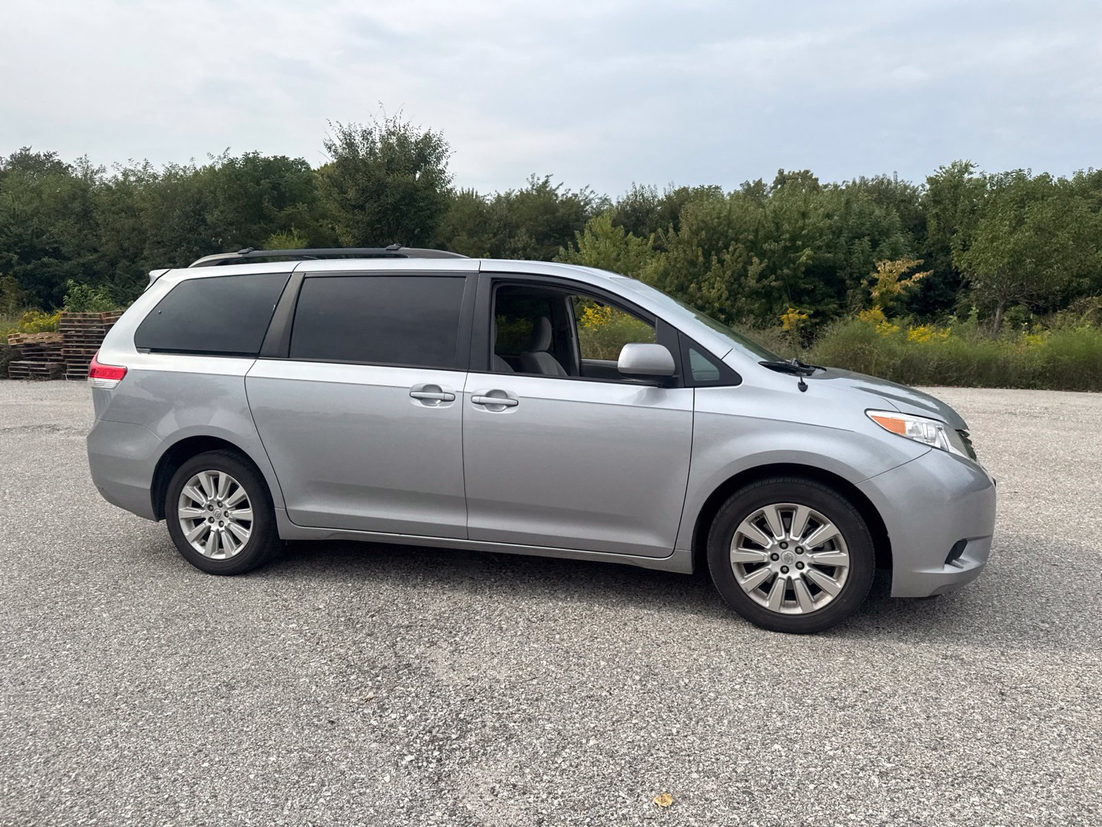Used 2012 Toyota Sienna LE w/ Towing Pkg AWD/4WD image 12