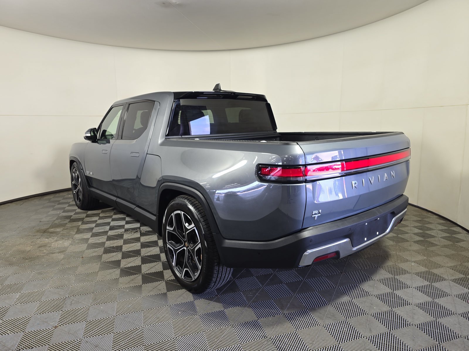 Used 2024 Rivian R1T Adventure Dual AWD/4WD image 3