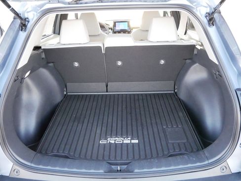 Used 2025 Toyota Corolla Cross LE image 18