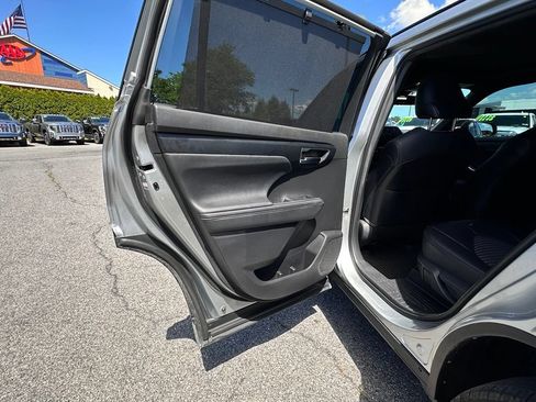 Used 2021 Toyota Highlander XSE AWD/4WD image 25