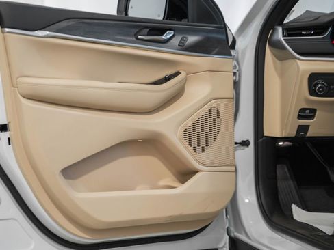 New 2025 Jeep Grand Cherokee Limited w/ Luxury Tech Group II image 37