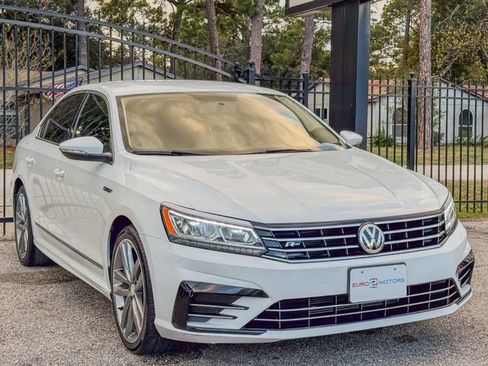 Used 2017 Volkswagen Passat 1.8T R-Line w/ R-Line Lighting Package FWD image 6