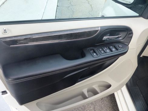 Used 2012 Chrysler Town & Country Touring-L w/ Driver Convenience Group FWD image 20