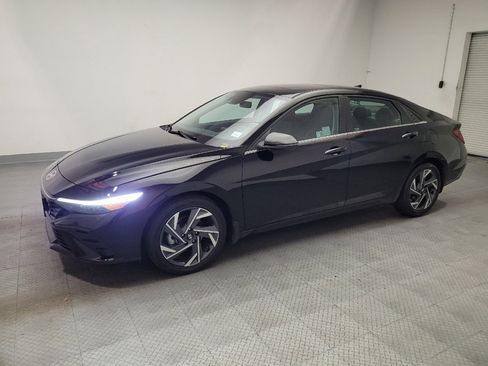 Used 2025 Hyundai Elantra Limited FWD image 2