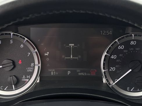 Used 2024 Toyota Highlander LE AWD/4WD image 16